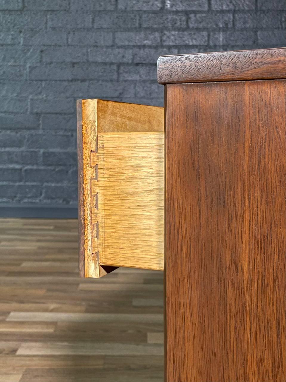 Nouvellement repeinte - Table de chevet en noyer pour une seule personne de style moderne du milieu du siècle en vente 3