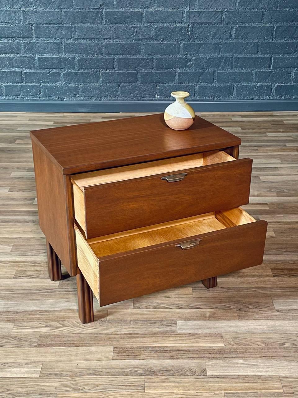 Américain Nouvellement repeinte - Table de chevet en noyer pour une seule personne de style moderne du milieu du siècle en vente