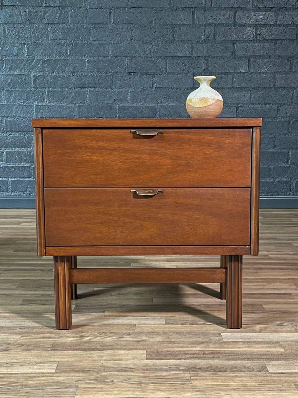 Nouvellement repeinte - Table de chevet en noyer pour une seule personne de style moderne du milieu du siècle Excellent état - En vente à Los Angeles, CA