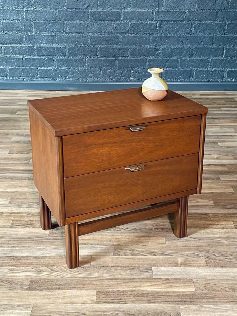 Mid-Century Modern Nouvellement repeinte - Table de chevet en noyer pour une seule personne de style moderne du milieu du siècle en vente