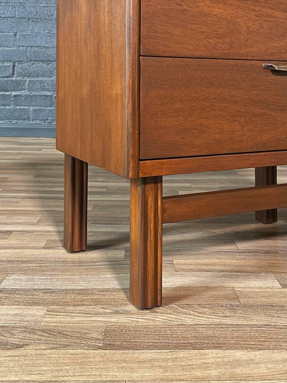 Nouvellement repeinte - Table de chevet en noyer pour une seule personne de style moderne du milieu du siècle en vente 1