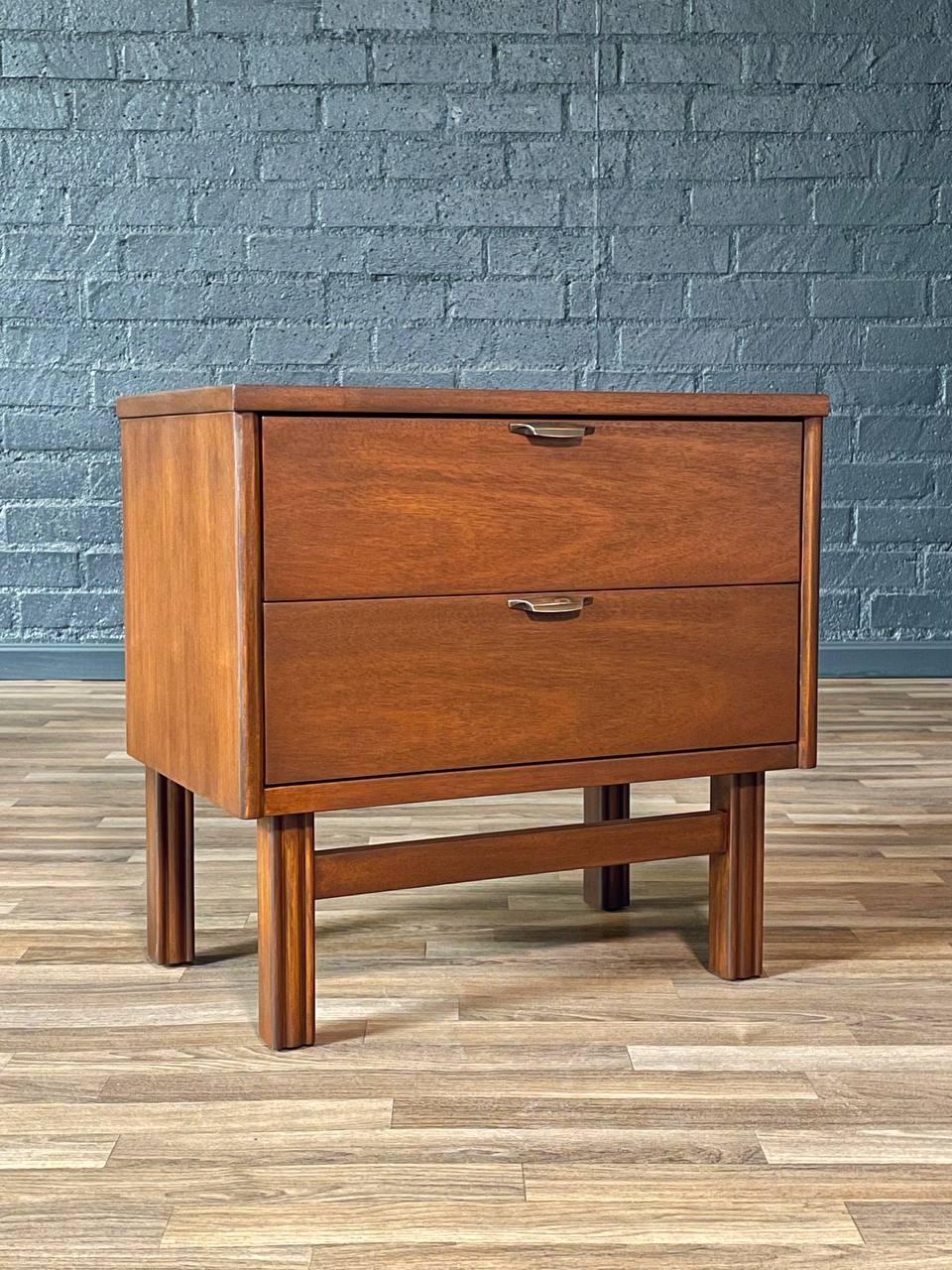 Condit : Refini par un expert 

Avec plus de 15 ans d'expérience, notre atelier a suivi un processus de restauration minutieux, mettant en valeur notre passion et notre créativité pour les designs vintage qui peuvent s'intégrer de manière
