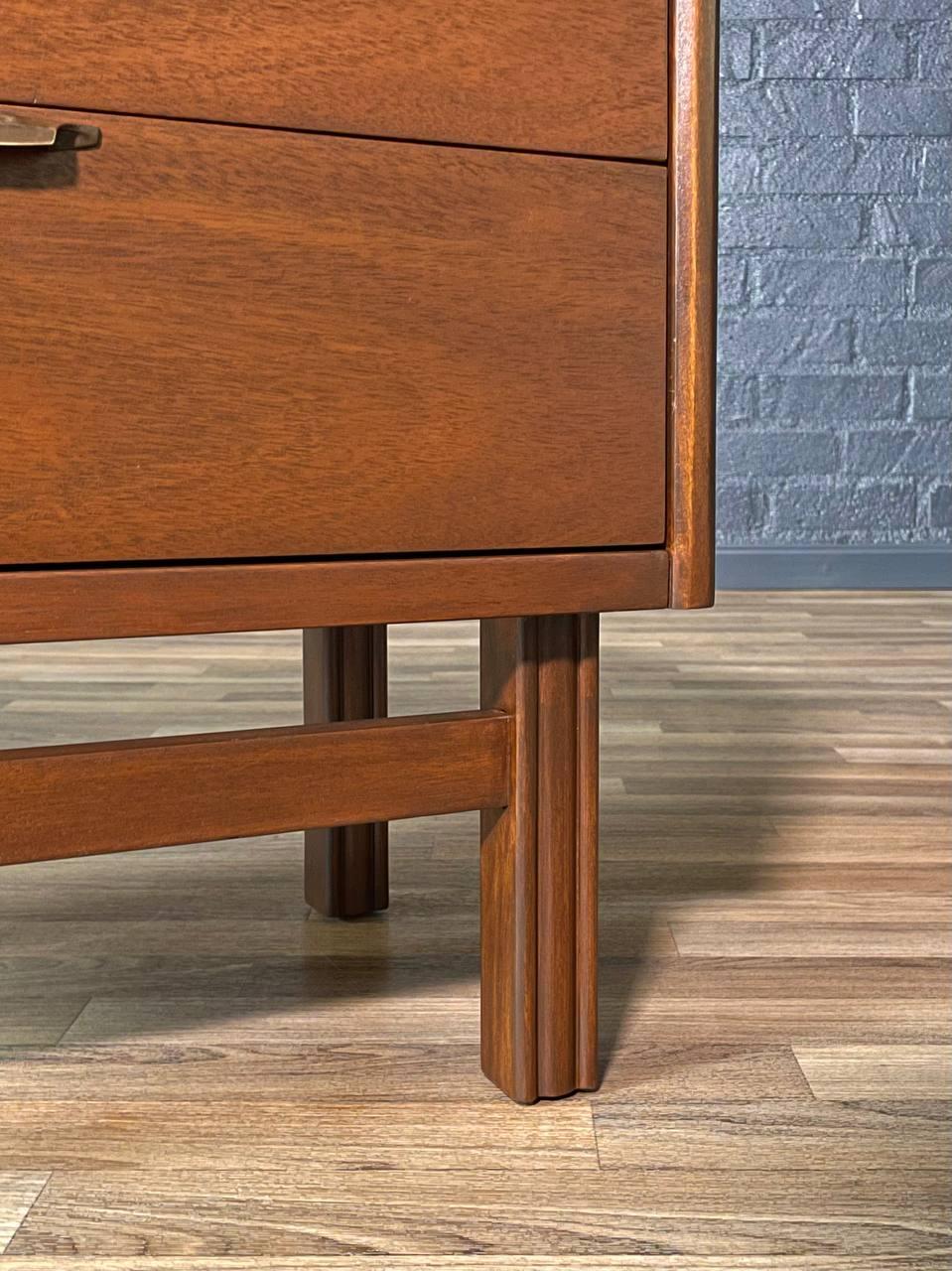 Noyer Nouvellement repeinte - Table de chevet en noyer pour une seule personne de style moderne du milieu du siècle en vente