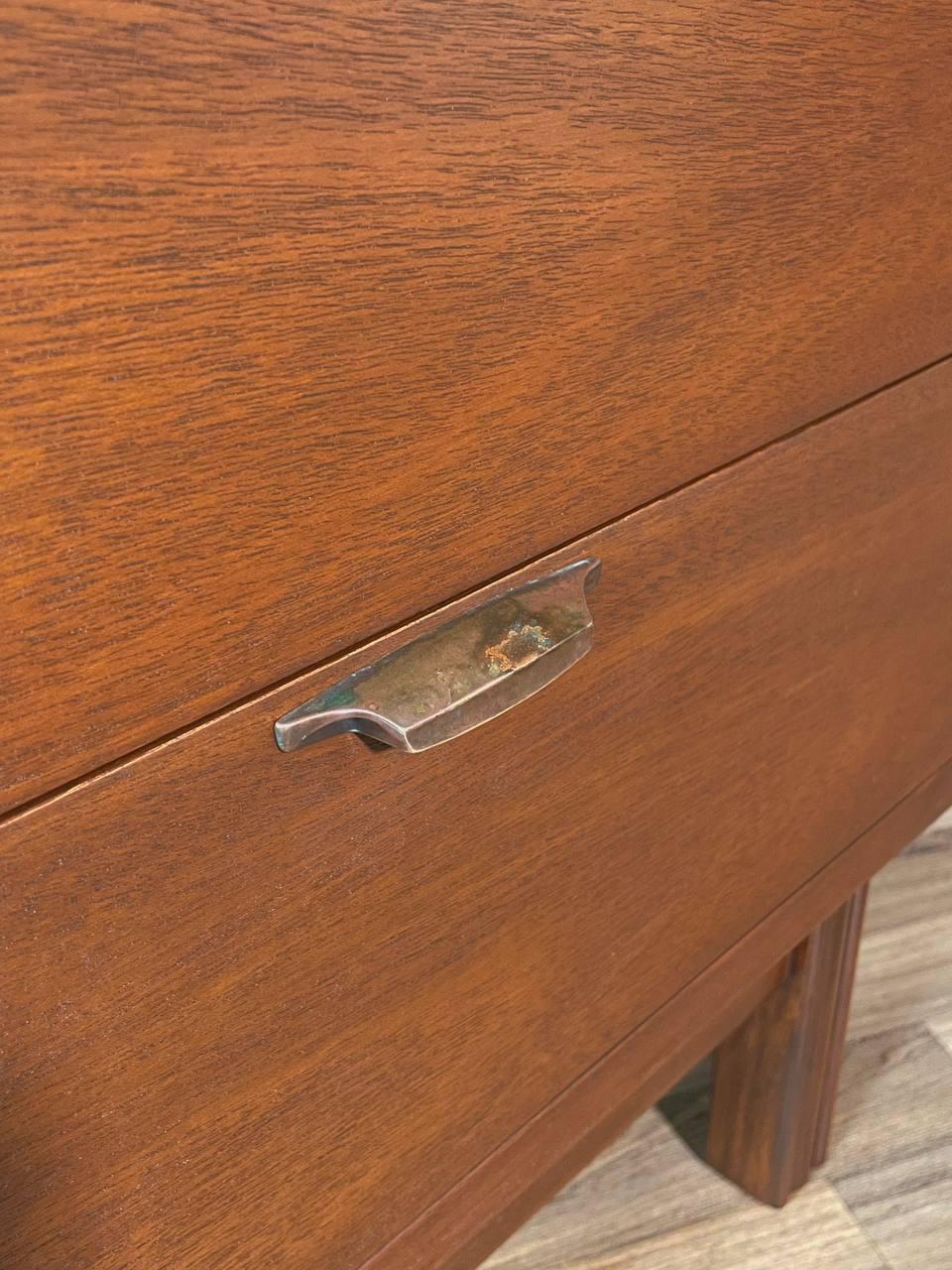 Nouvellement repeinte - Table de chevet en noyer pour une seule personne de style moderne du milieu du siècle en vente 2