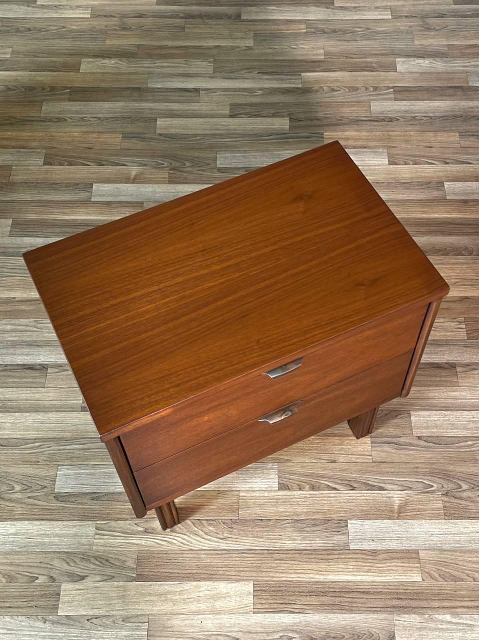 Milieu du XXe siècle Nouvellement repeinte - Table de chevet en noyer pour une seule personne de style moderne du milieu du siècle en vente