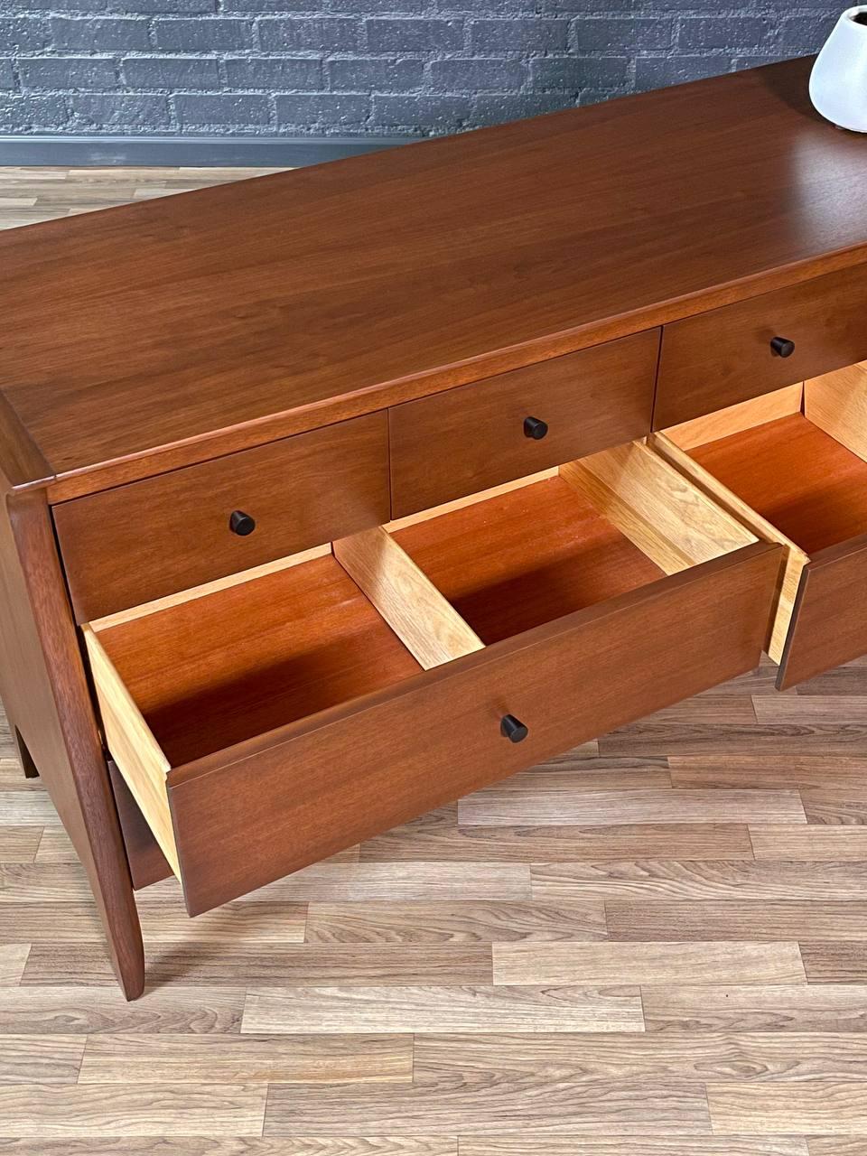 Comò in legno di noce 