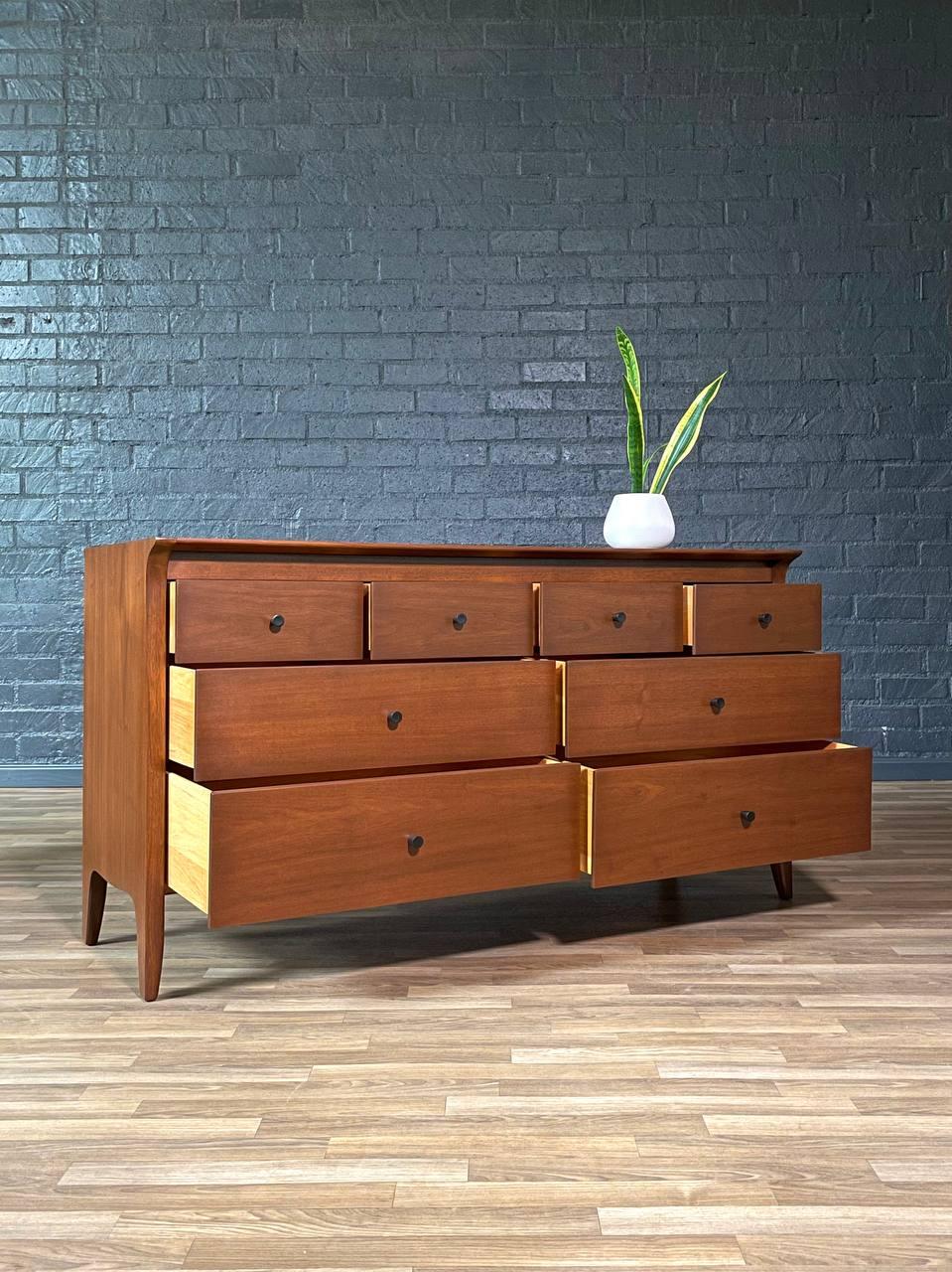 Mid-Century moderno Comò in legno di noce 