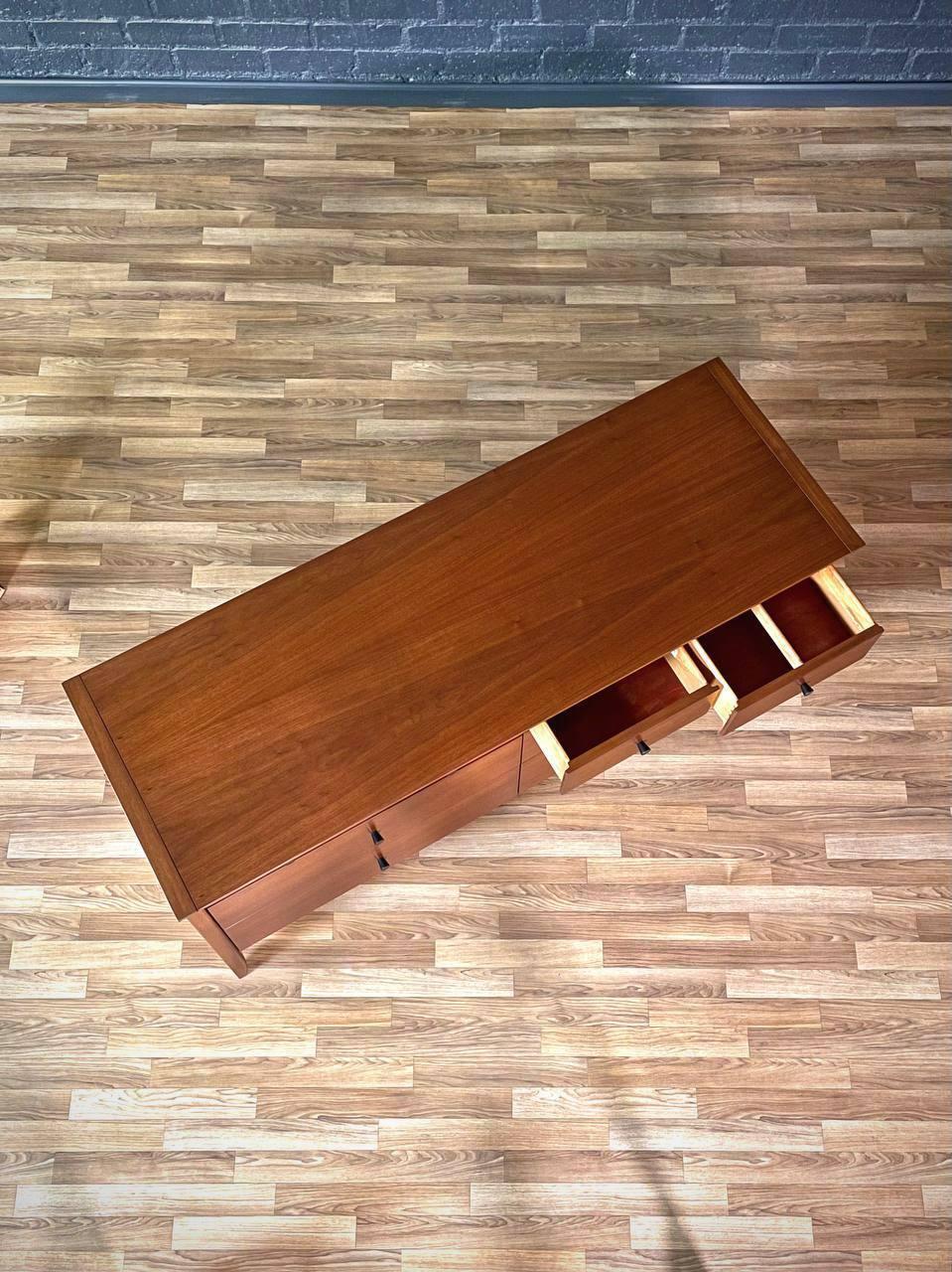 Comò in legno di noce 