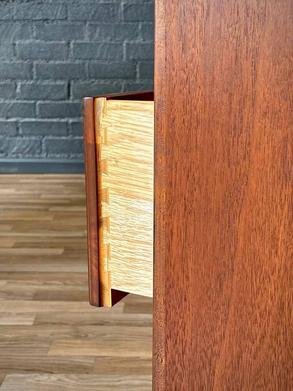 Comò in legno di noce 