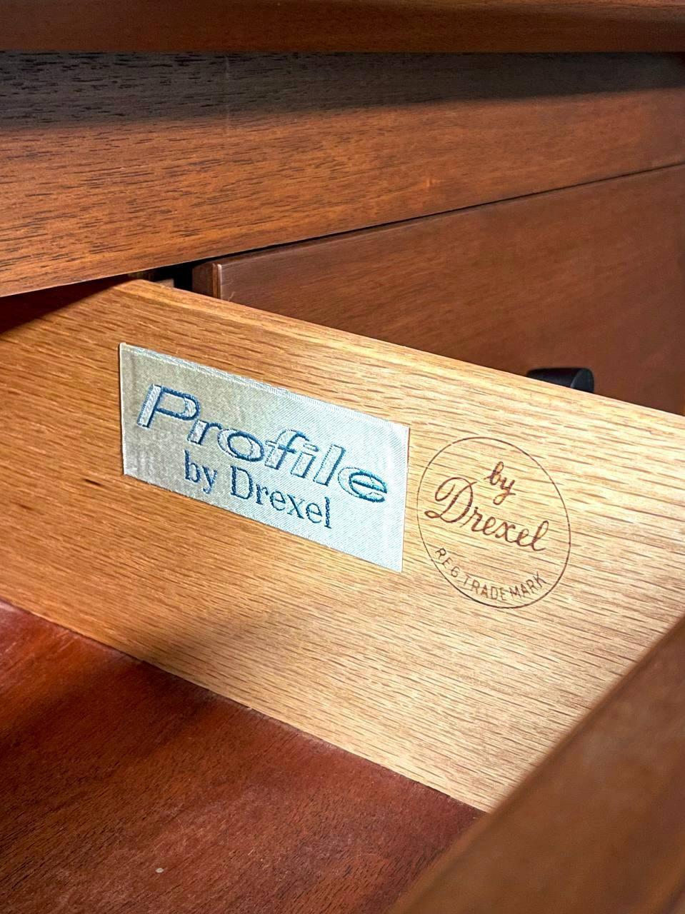 Comò in legno di noce 
