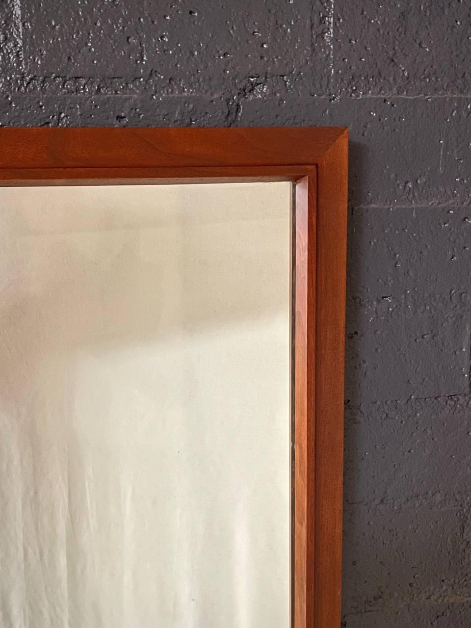 Milieu du XXe siècle Miroir mural en noyer sculpté de style moderne du milieu du siècle. en vente