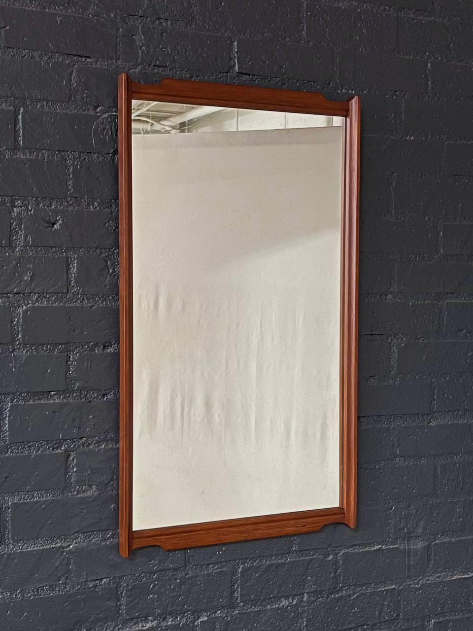 Condit : Expert en finition, miroir en verre d'origine

Avec plus de 15 ans d'expérience, notre atelier a suivi un processus de restauration minutieux, mettant en valeur notre passion et notre créativité pour les designs vintage qui peuvent