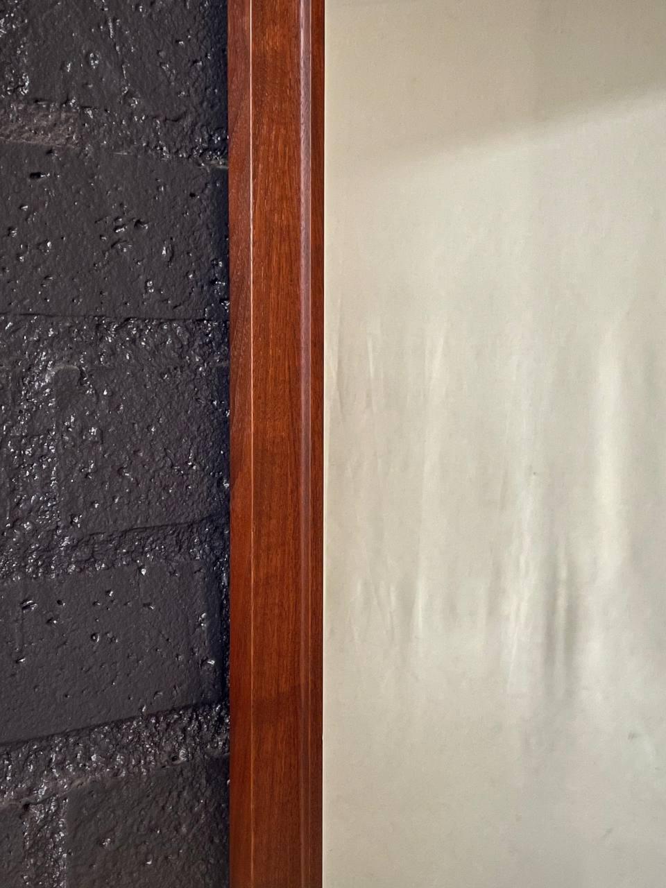 Miroir mural en noyer sculpté de style moderne du milieu du siècle. en vente 3
