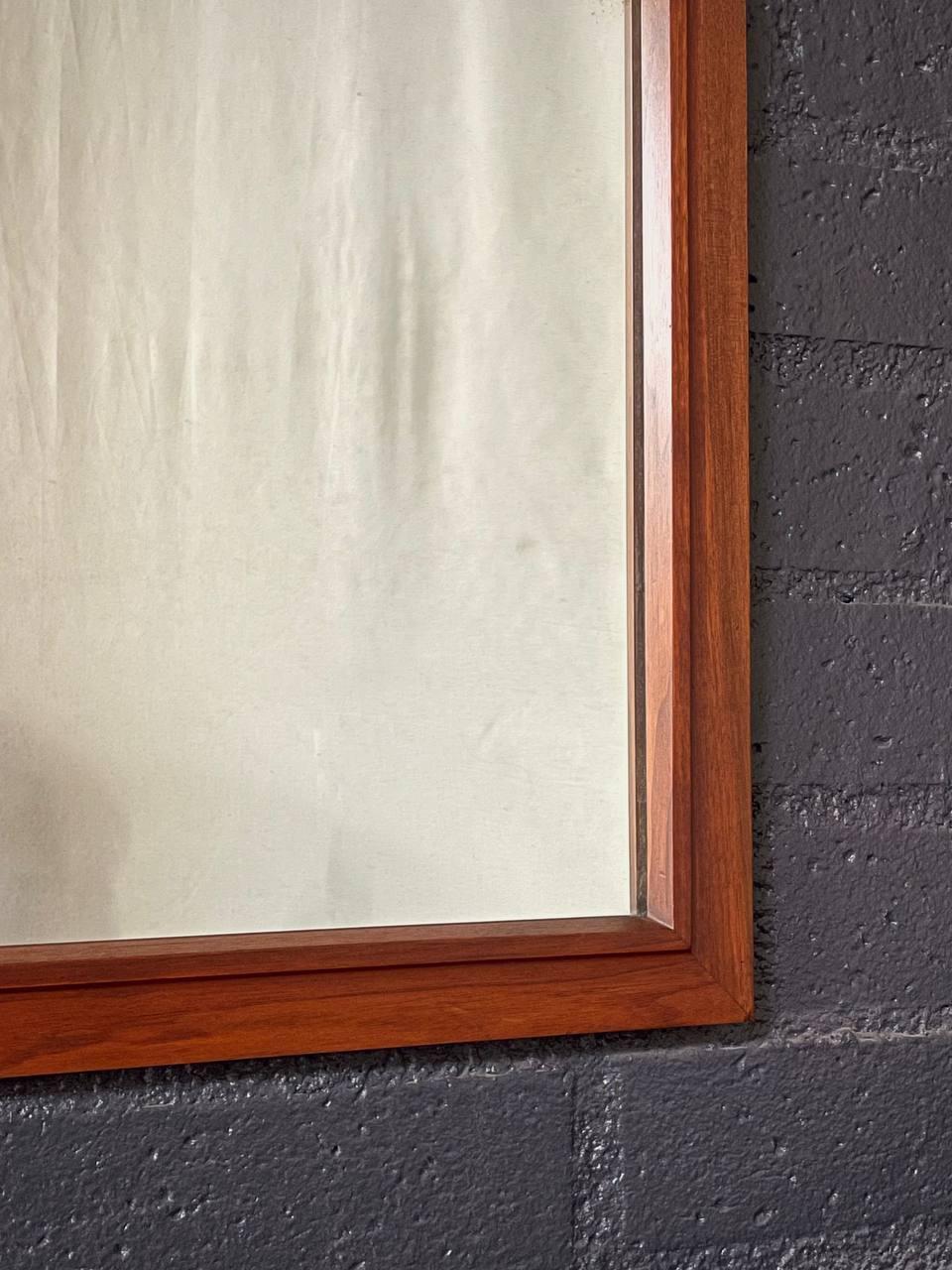 Noyer Miroir mural en noyer sculpté de style moderne du milieu du siècle. en vente