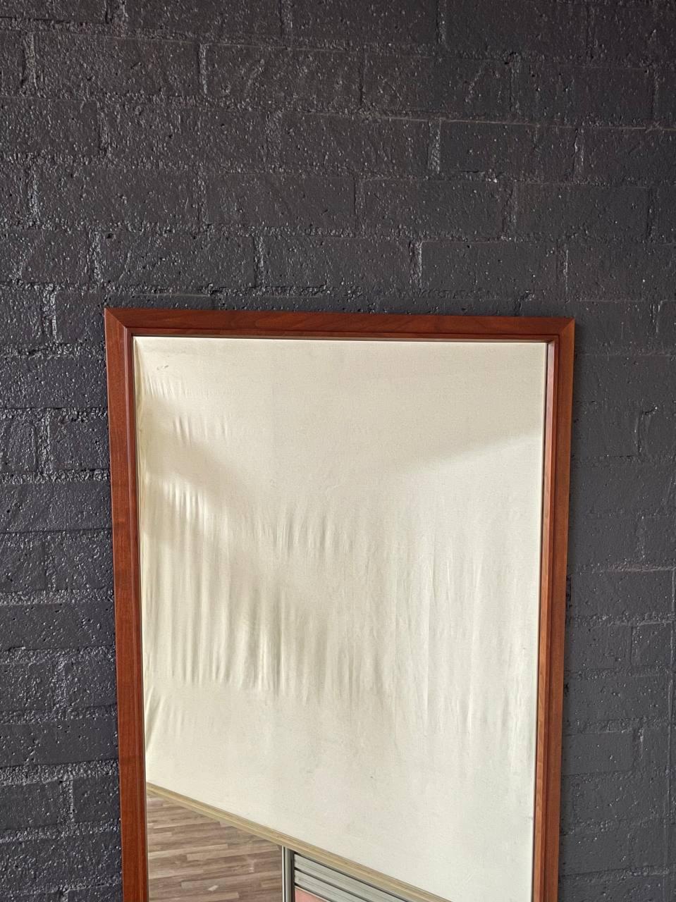Mid-Century Modern Miroir mural en noyer sculpté de style moderne du milieu du siècle. en vente