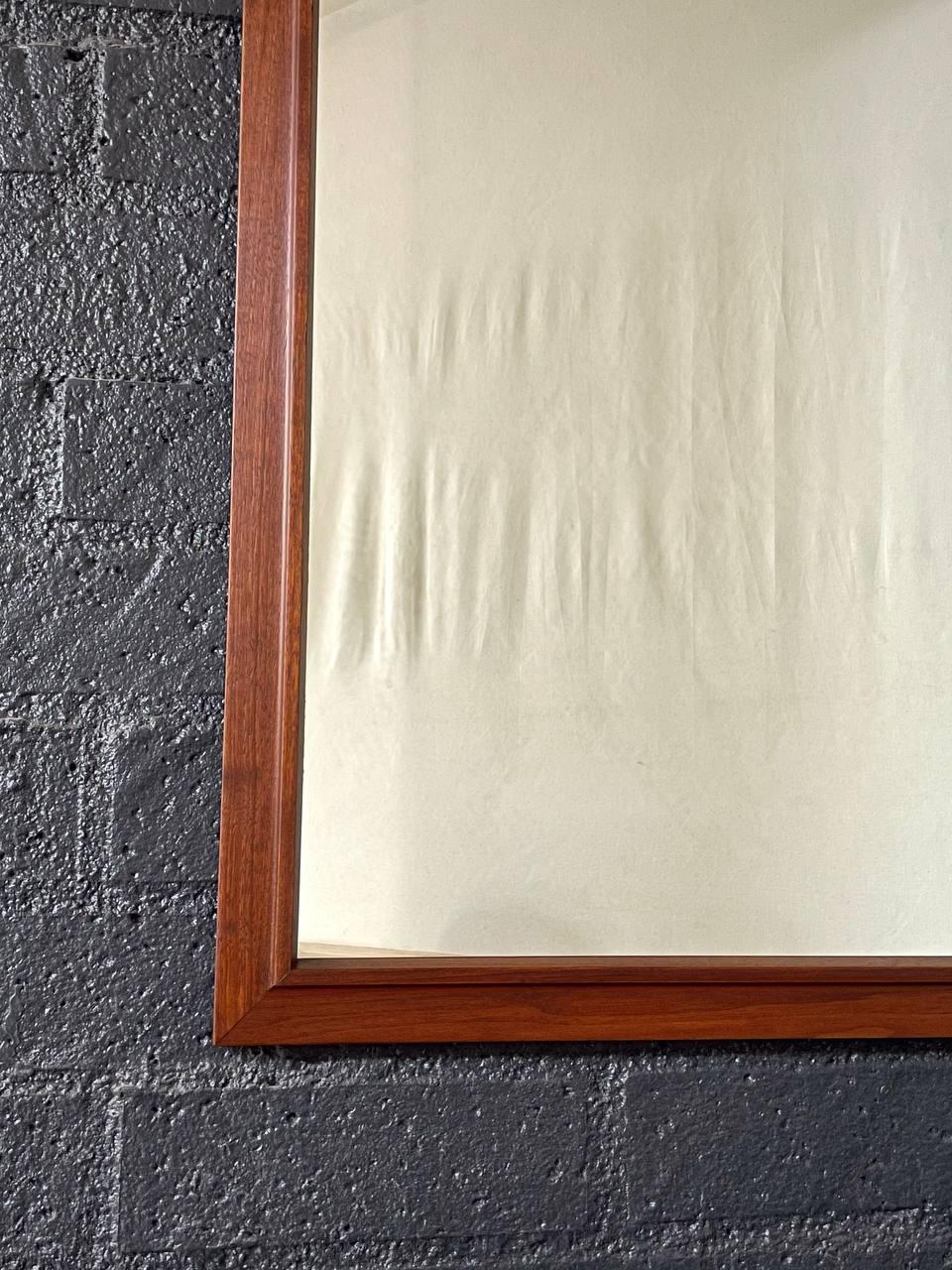 Miroir mural en noyer sculpté de style moderne du milieu du siècle. en vente 1