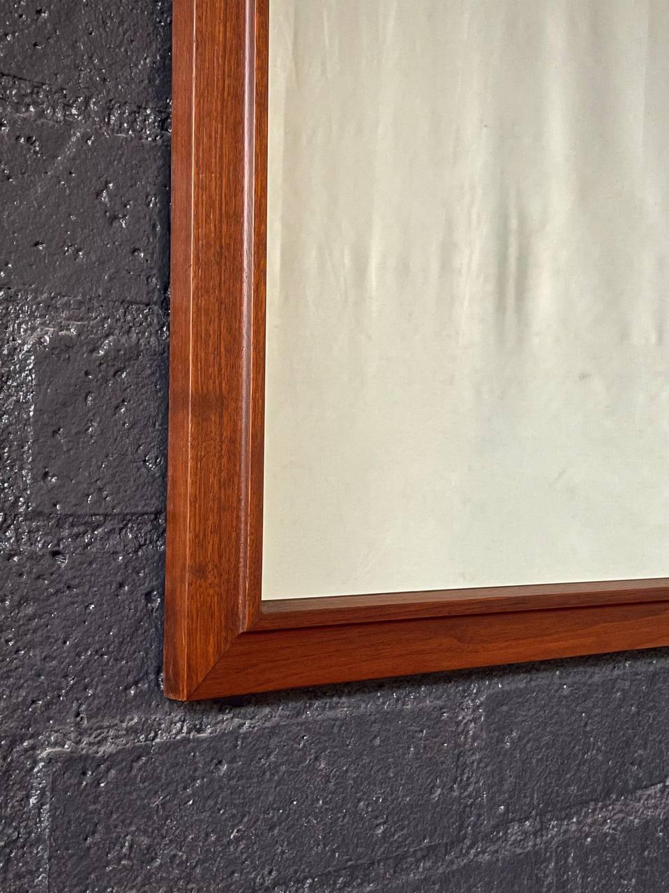 Miroir mural en noyer sculpté de style moderne du milieu du siècle. en vente 2
