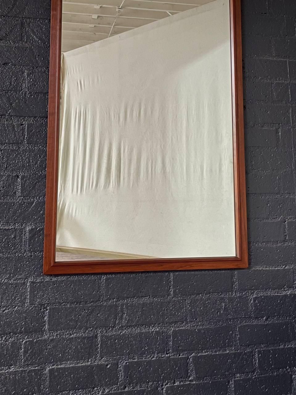 Américain Miroir mural en noyer sculpté de style moderne du milieu du siècle. en vente