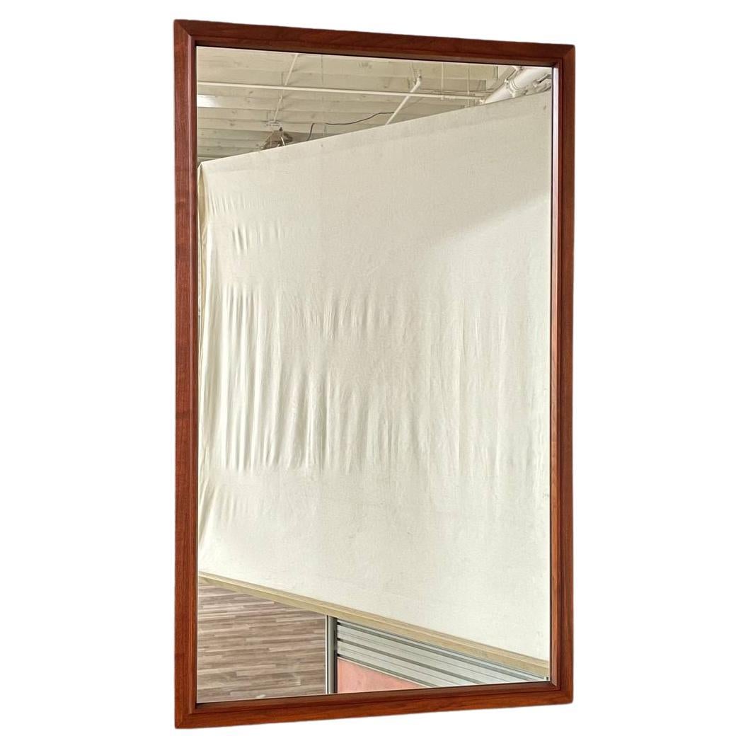 Neu lackiert - Moderner Wandspiegel aus Nussbaumholz aus der Mitte des Jahrhunderts im Angebot
