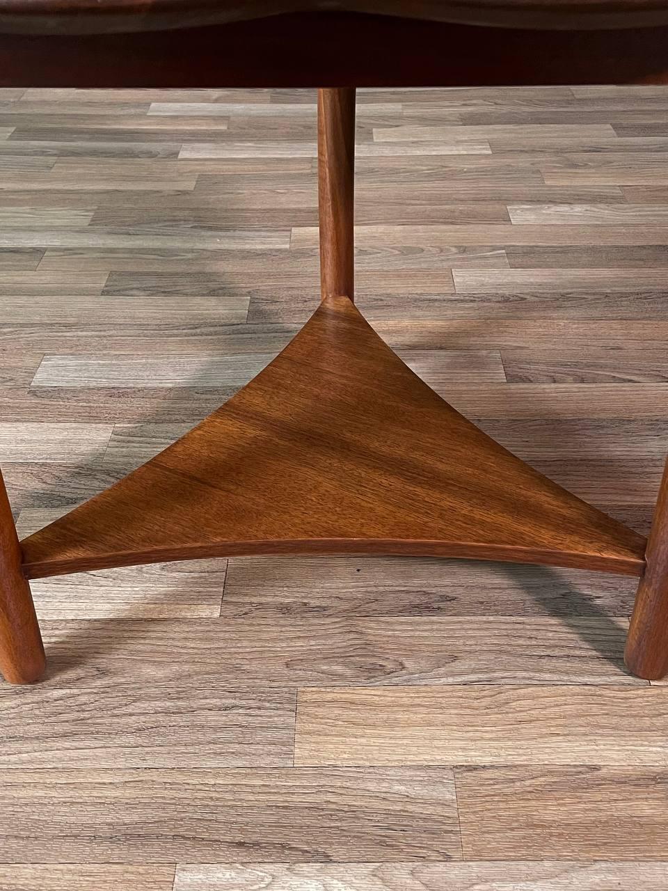 Newly Refinished - Mid-Century Modern Clover Leaf Side Table w/ Magazine Shelf For Sale 2