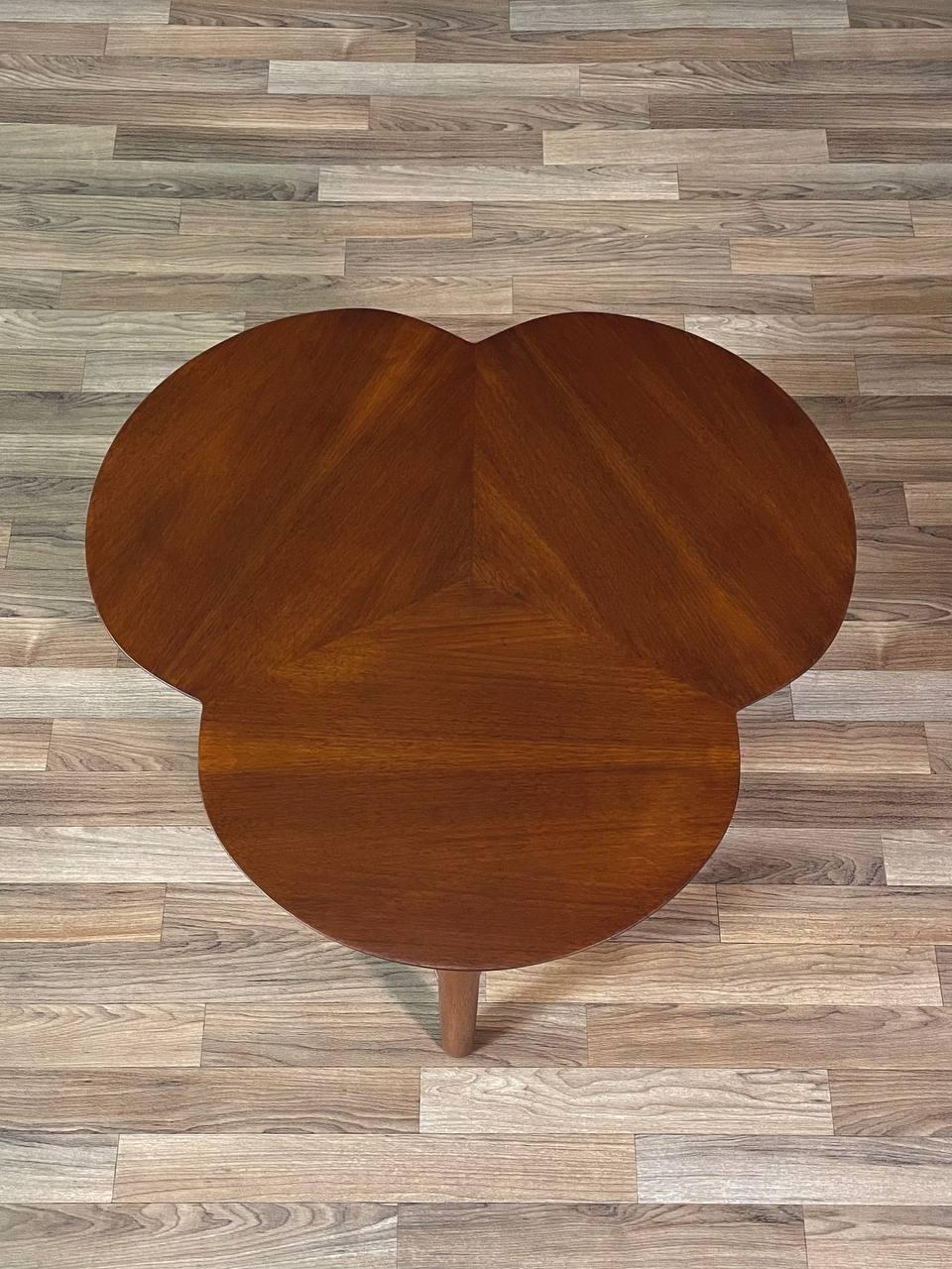 Newly Refinished - Mid-Century Modern Clover Leaf Side Table w/ Magazine Shelf In Excellent Condition For Sale In Los Angeles, CA