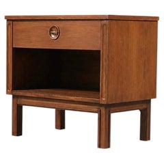 Recién restaurada: mesita de noche individual de estilo «Mid Century Modern» en madera de nogal con estantería