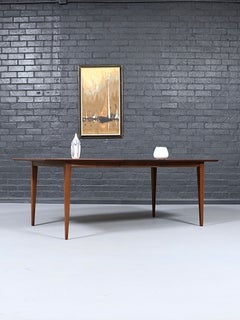 Récemment restaurée - Table de salle à manger moderne du milieu du siècle, extensible, en noyer sculpté