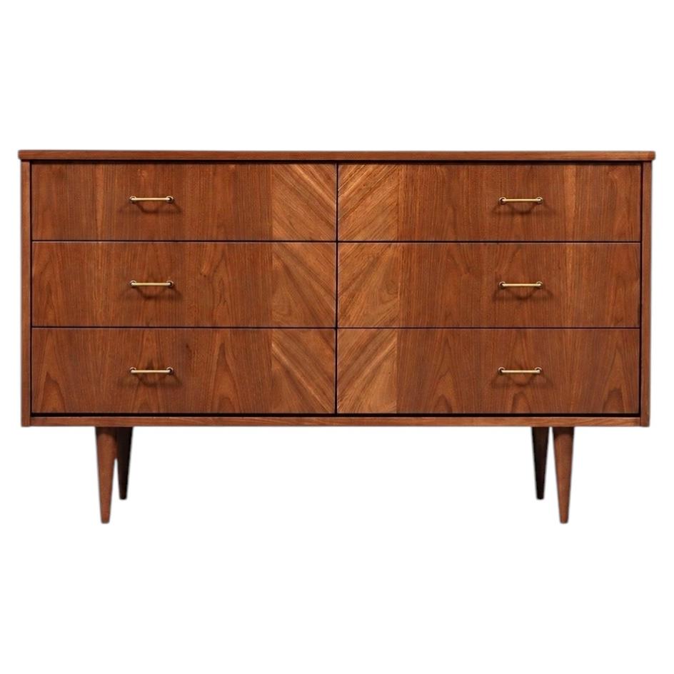 Récemment restaurée - Commode moderne du milieu du siècle à 6 tiroirs en noyer avec poignées en laiton en vente