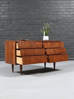 Récemment restaurée - Commode moderne du milieu du siècle en noyer à tiroirs à persiennes