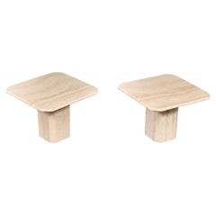 Paire de tables d'appoint vintage italiennes à pied central en travertin biseauté