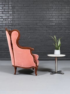 Sillón antiguo de estilo neorrococó victoriano, tallado en nogal y tapizado en terciopelo, con respaldo alto
