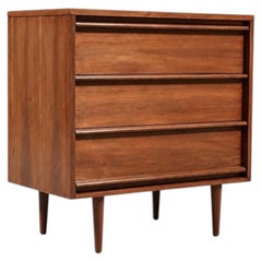 Appena restaurato - Comò in noce a 3 cassetti in stile Mid-Century Modern di Lane