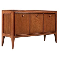 Restaurada recientemente: aparador de nogal de estilo «Mid Century Modern» de Century Furniture