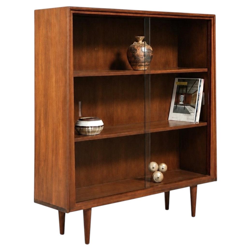 Neu restauriert – Bücherregal im Mid-Century-Modern-Stil aus Walnussholz von Century Furniture im Angebot