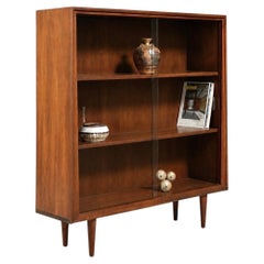 Neu restauriert – Bücherregal im Mid-Century-Modern-Stil aus Walnussholz von Century Furniture