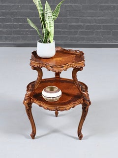 Table à deux niveaux de style néo-rococo italien, avec marqueterie et chérubins sculptés