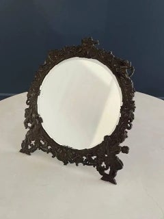 Antique miroir de coiffeuse ou miroir mural victorien en métal avec détails en forme de chérubin