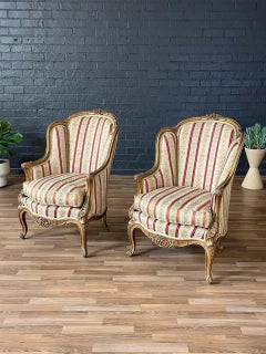 Paire de fauteuils Bergère en bois doré de style Louis XV