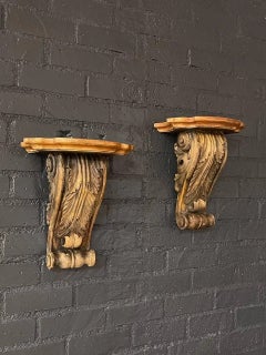 Paire de supports muraux classiques italiens en bois peint et sculpté