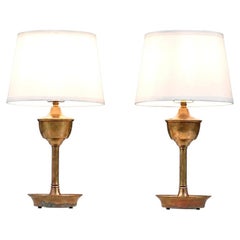 Ein Paar Tischlampen im Stil von Urnen aus patiniertem Messing im neoklassizistischen Stil