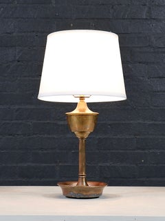 Ein Paar Tischlampen im Stil von Urnen aus patiniertem Messing im neoklassizistischen Stil