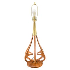Neu lackiert - Vintage Mitte des Jahrhunderts Modern geschnitzt Nussbaum & Messing Tischlampe