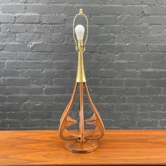 Neu lackiert - Vintage Mitte des Jahrhunderts Modern geschnitzt Nussbaum & Messing Tischlampe
