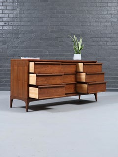 Appena rifinito - Comò in legno di noce "Rhythm" di Lane, stile metà secolo moderno