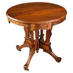 Mesa de centro redonda de estilo Eastlake victoriano, de nogal y madera de nodo, con ruedas de porcelana