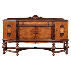 Credenza in legno intarsiato in stile American Renaissance Revival della Union Furniture Co.