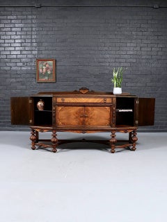 Credenza in legno intarsiato in stile American Renaissance Revival della Union Furniture Co.