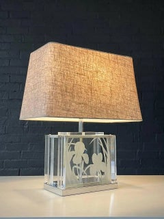 Lámpara de mesa vintage de vidrio grabado y lucita de Fredrick Ramond