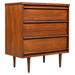 Restaurada recientemente: cómoda alta de nogal de estilo «Mid Century Modern» de Bassett Furniture