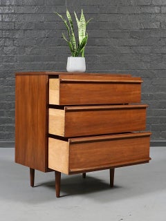 Restaurada recientemente: cómoda alta de nogal de estilo «Mid Century Modern» de Bassett Furniture